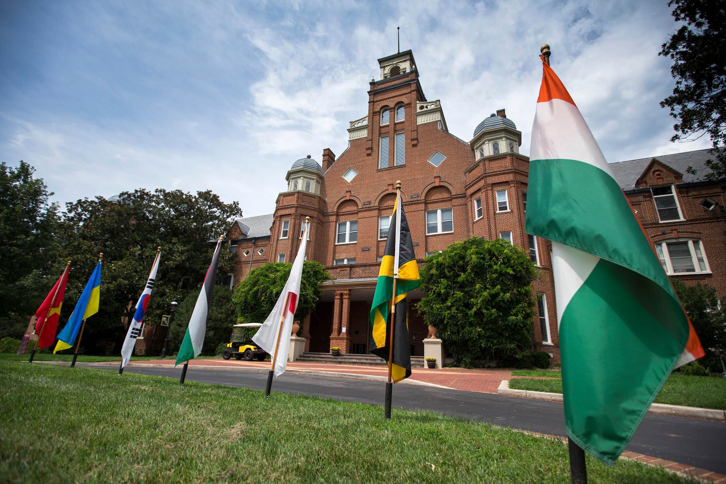 365亚洲版国际学生的国家旗帜飘扬在正厅前.